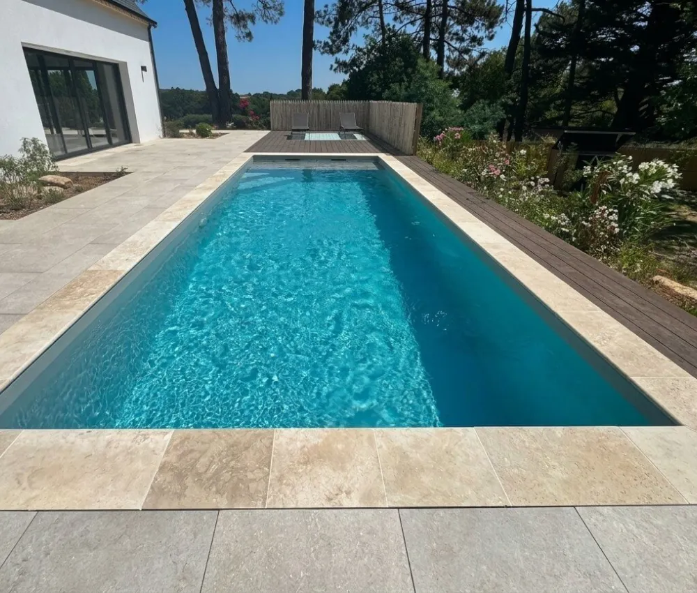 piscine rectangulaire avec bord en pierre claire