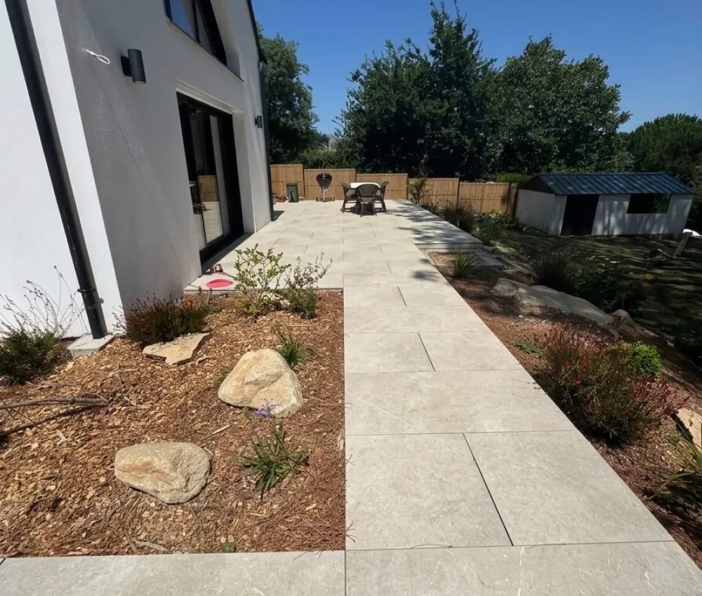 chemin de béton devant une maison moderne