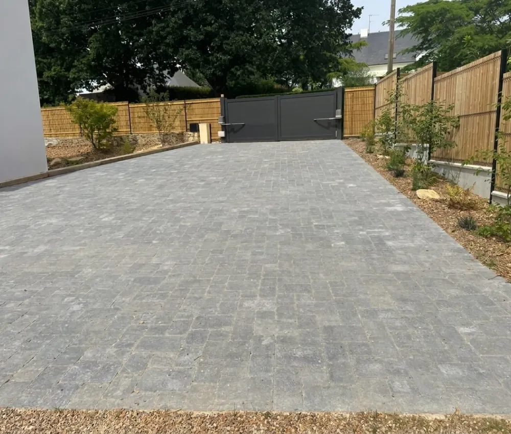 pavé en pierre gris avec une porte d'entrée moderne