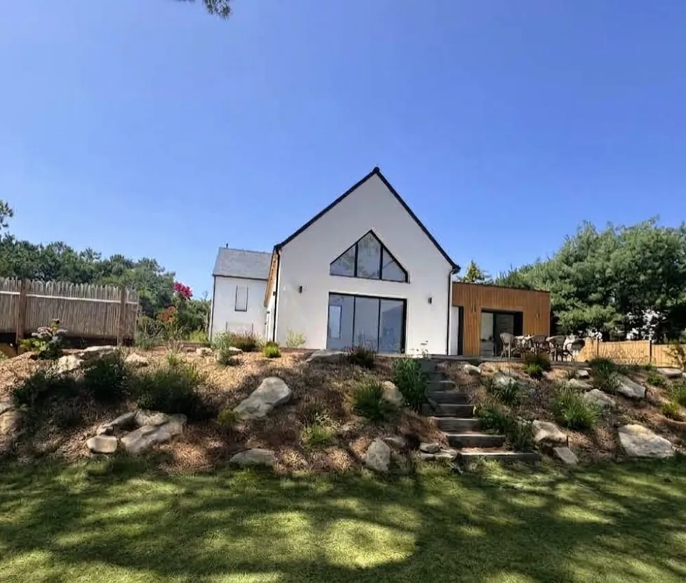maison moderne à architecture contemporaine avec terrasse sur un terrain en pente