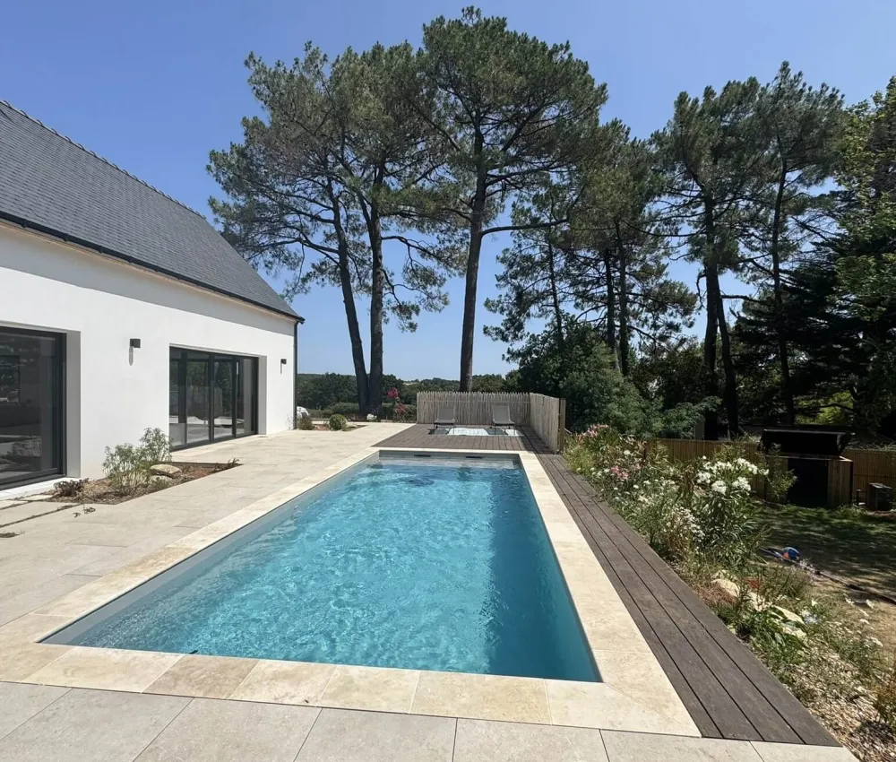 piscine rectangulaire en plein air avec eau turquoise