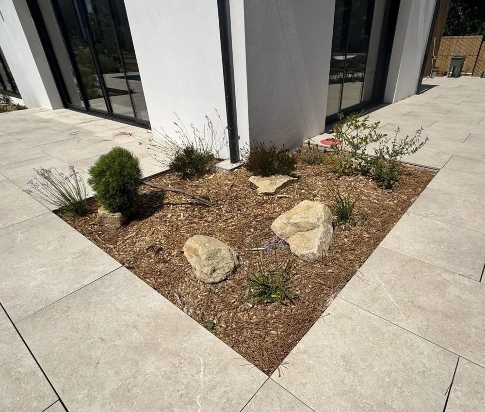 Jardin de paysage avec pierres et mélange de feuilles mortes
