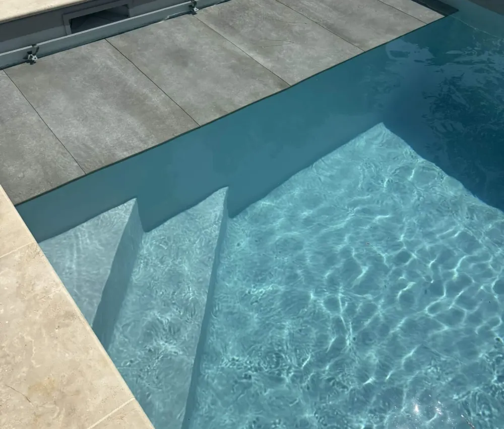 Piscine avec escaliers et couvercle en béton