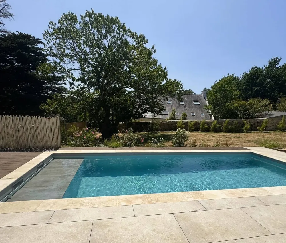 piscine rectangulaire avec terrasse en dalles de céramique