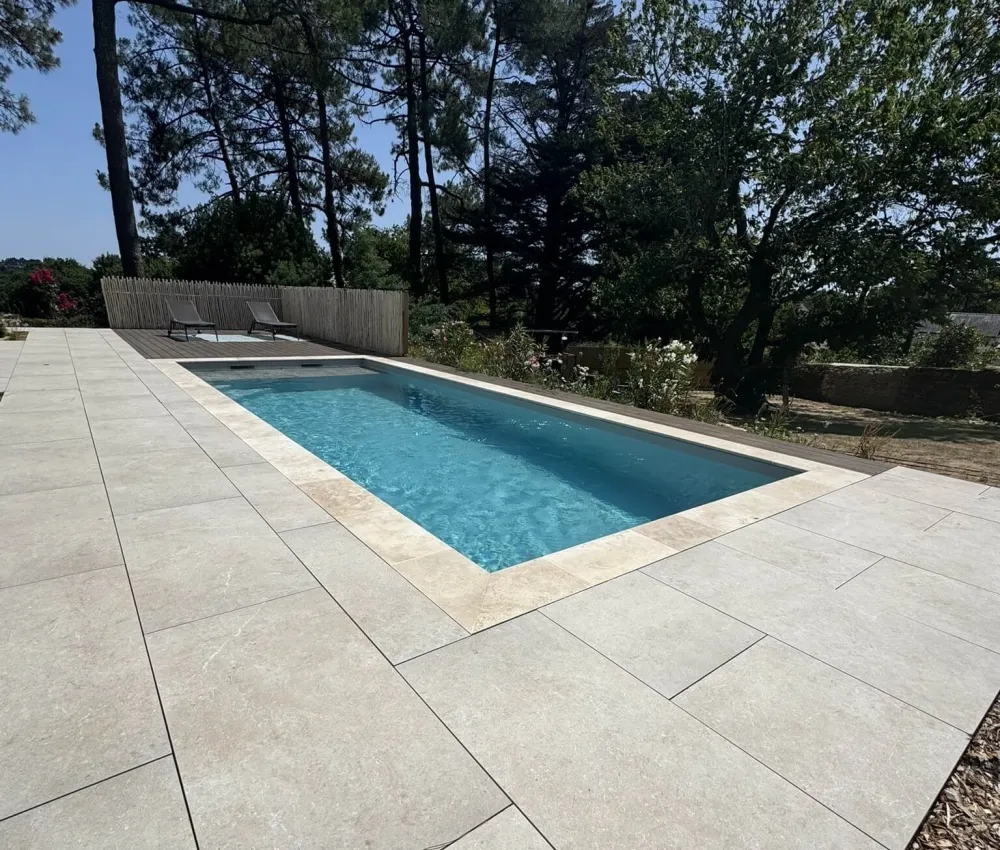 piscine rectangulaire avec terrasse de pierre