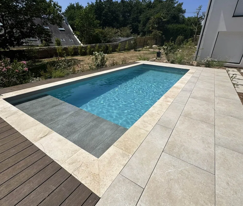 piscine rectangulaire en béton avec terrasse en dalles de pierre