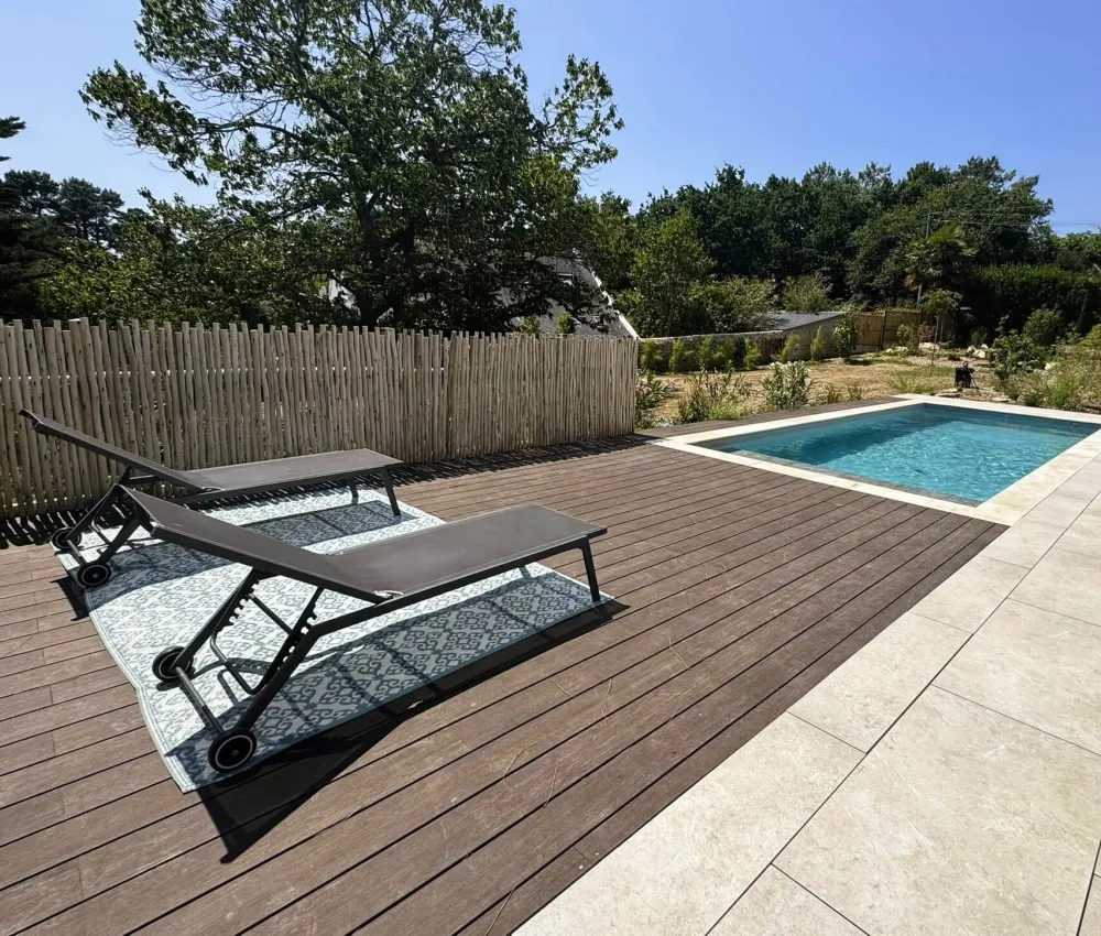 piscine avec terrasse en bois et transats