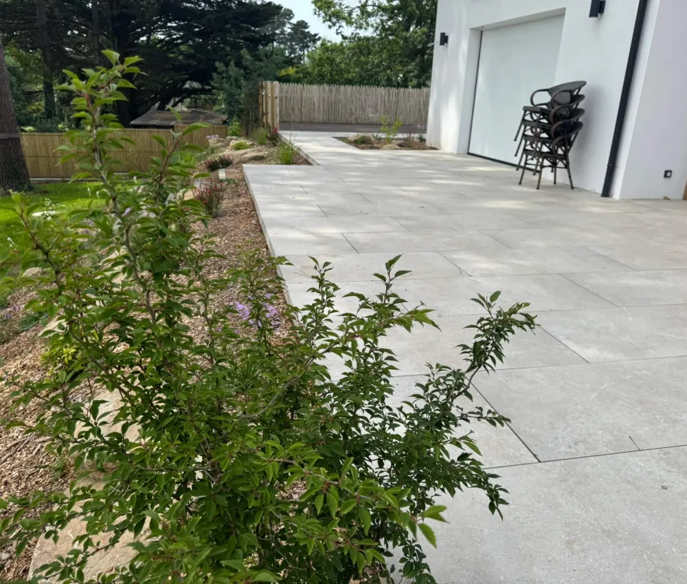 pavé de béton extérieur avec chaise et jardin