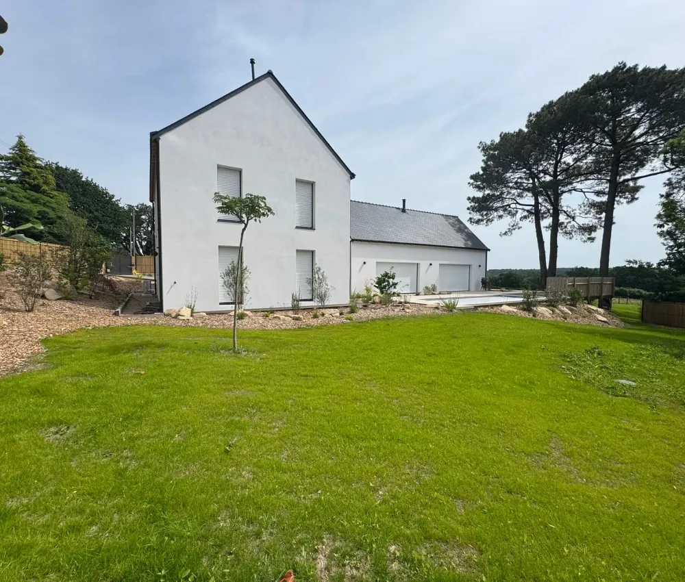 maison moderne avec toit en pente et garage