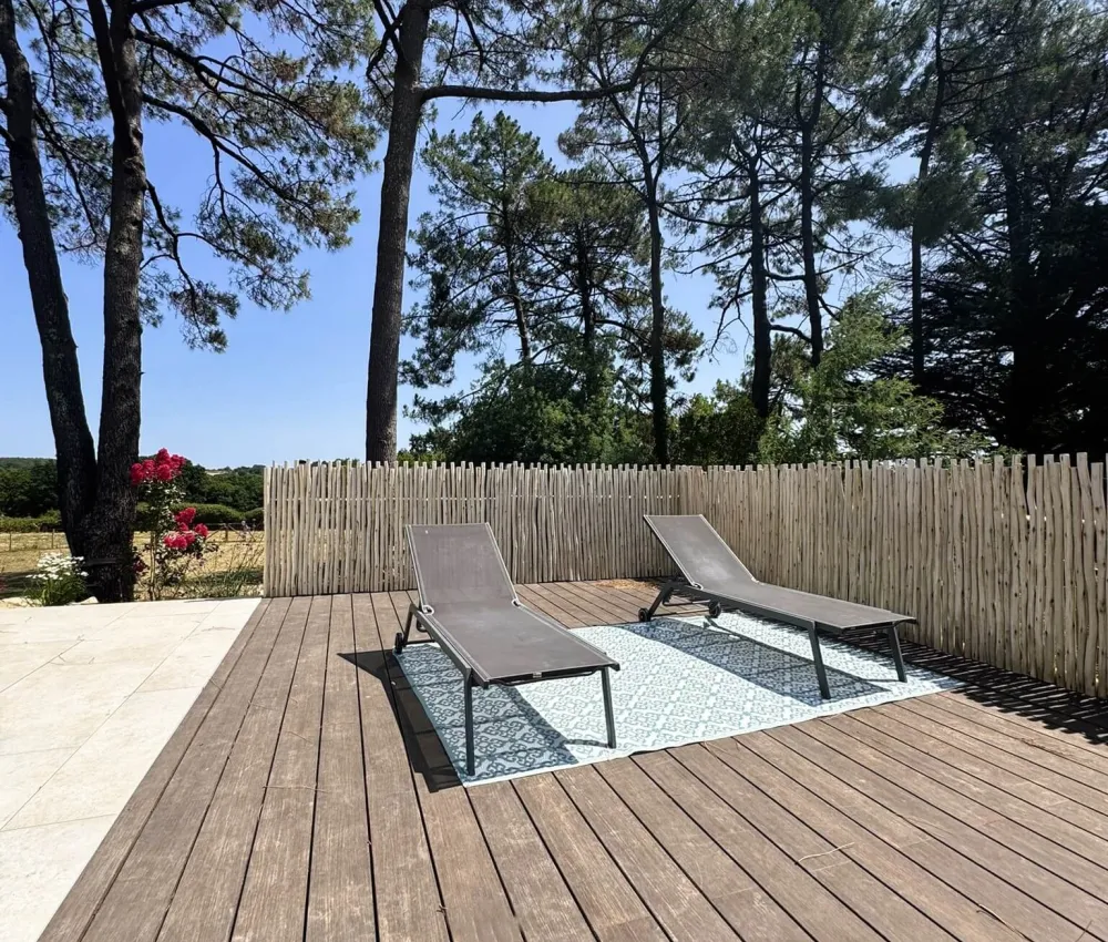 Terrasse en bois avec deux transats