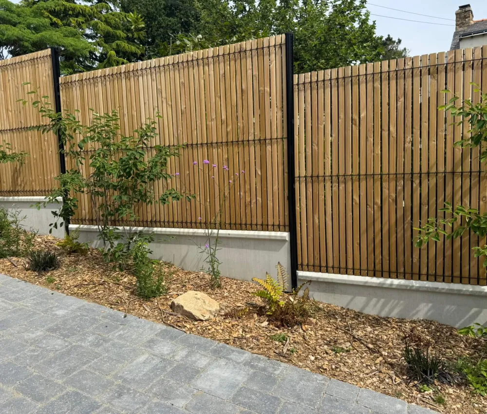 clôture en bois avec barreaux métalliques
