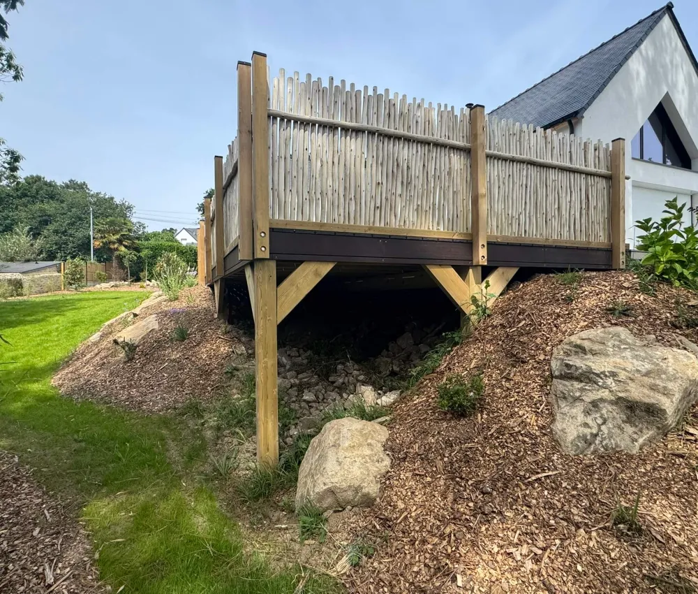 Escalier de jardin en bois sur une colline