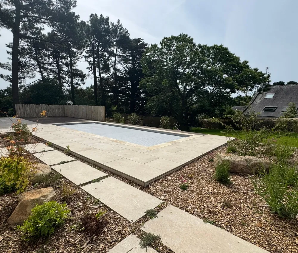 piscine avec couverture en bois dans un jardin