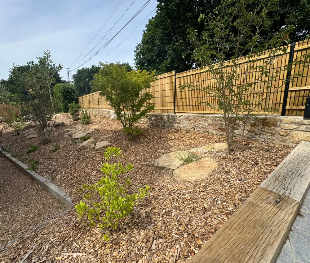 Jardin paysager avec clôture en bois