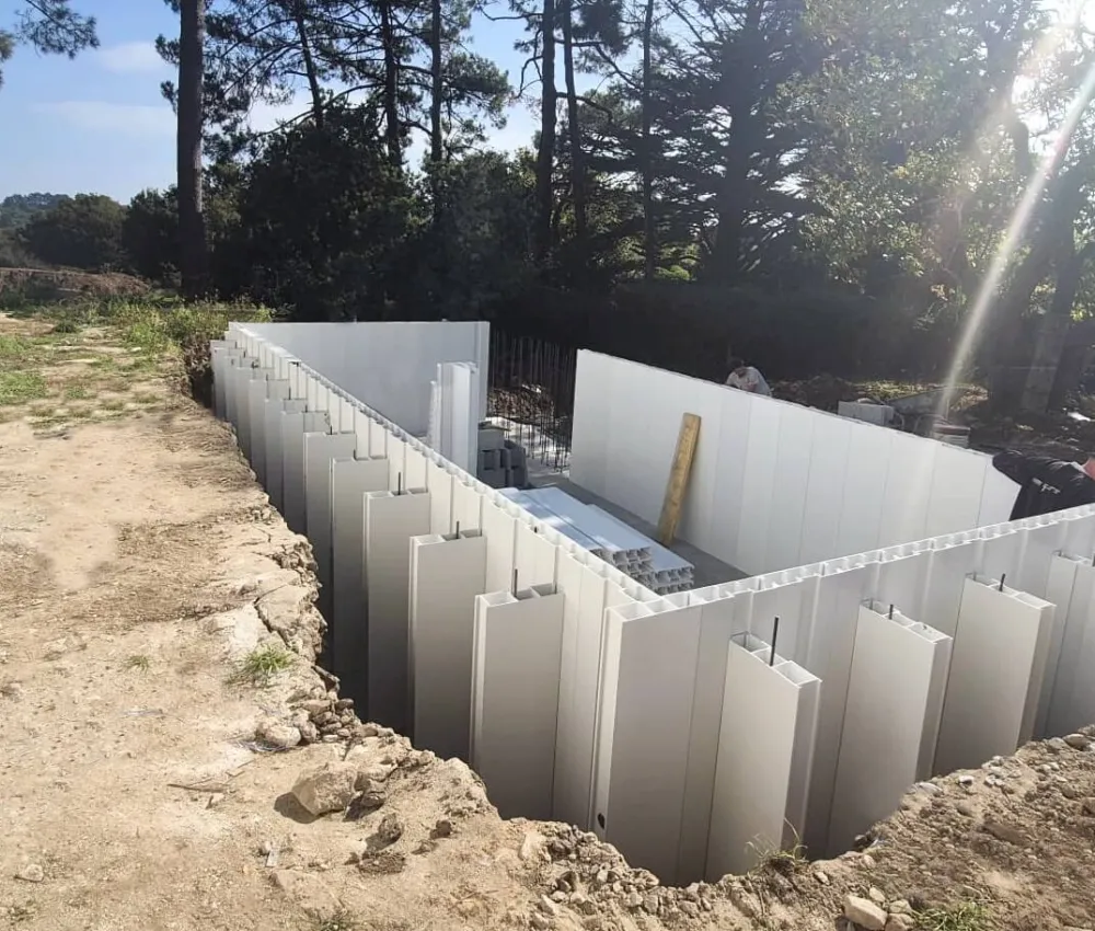 construction d'une structure avec des panneaux en plastique