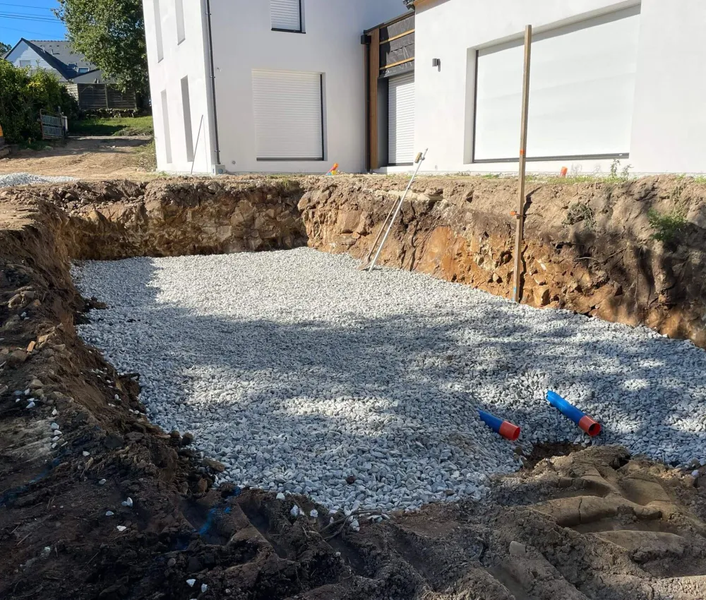 excavation avec gravier et tuyaux