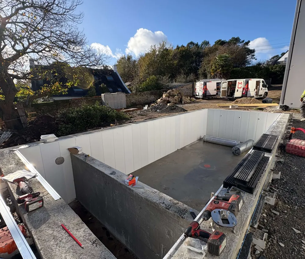 construction de bâtiment avec outils sur site
