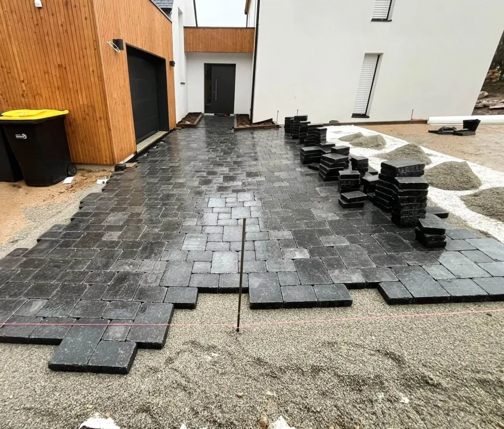 pavé en pierre noir en cours de construction