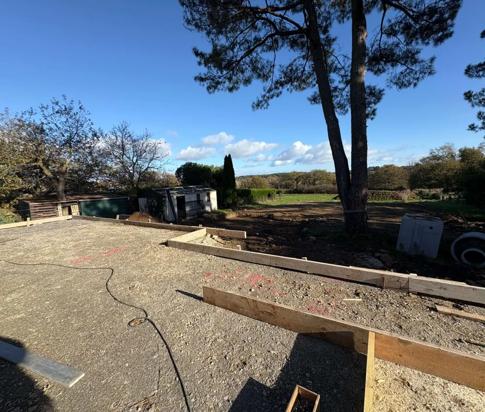 terrain de construction avec poteaux en bois
