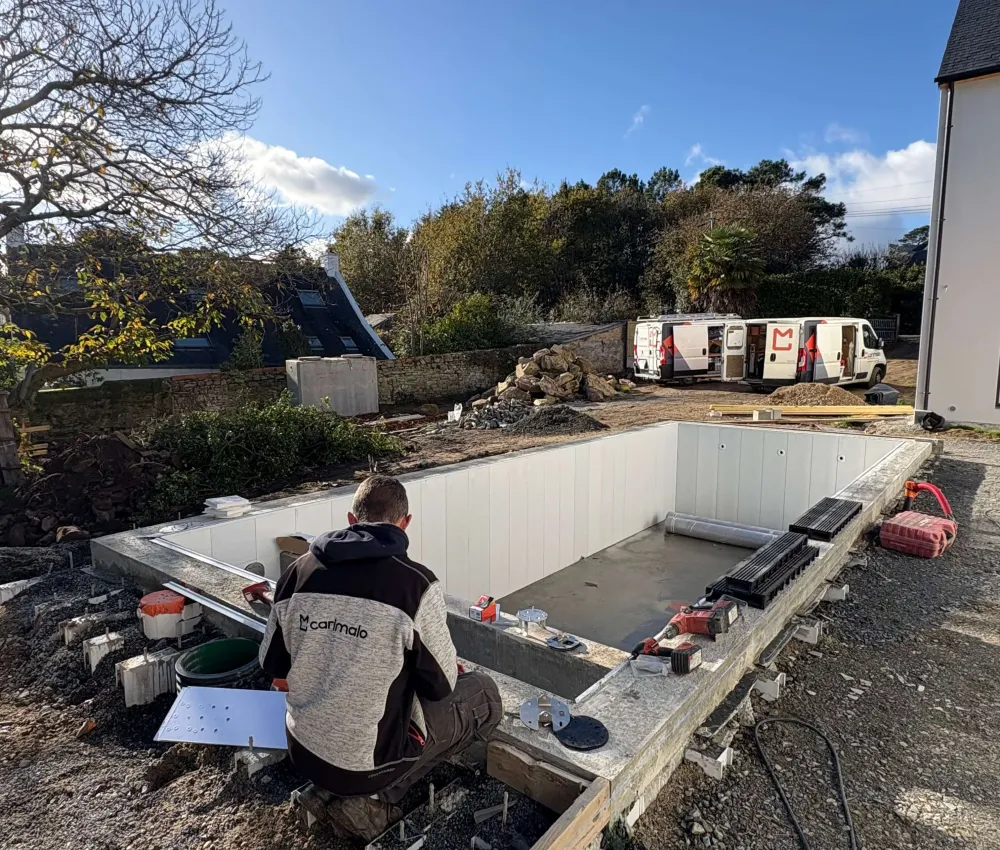 Paysagiste travaillant sur un chantier de construction dans le Morbihan