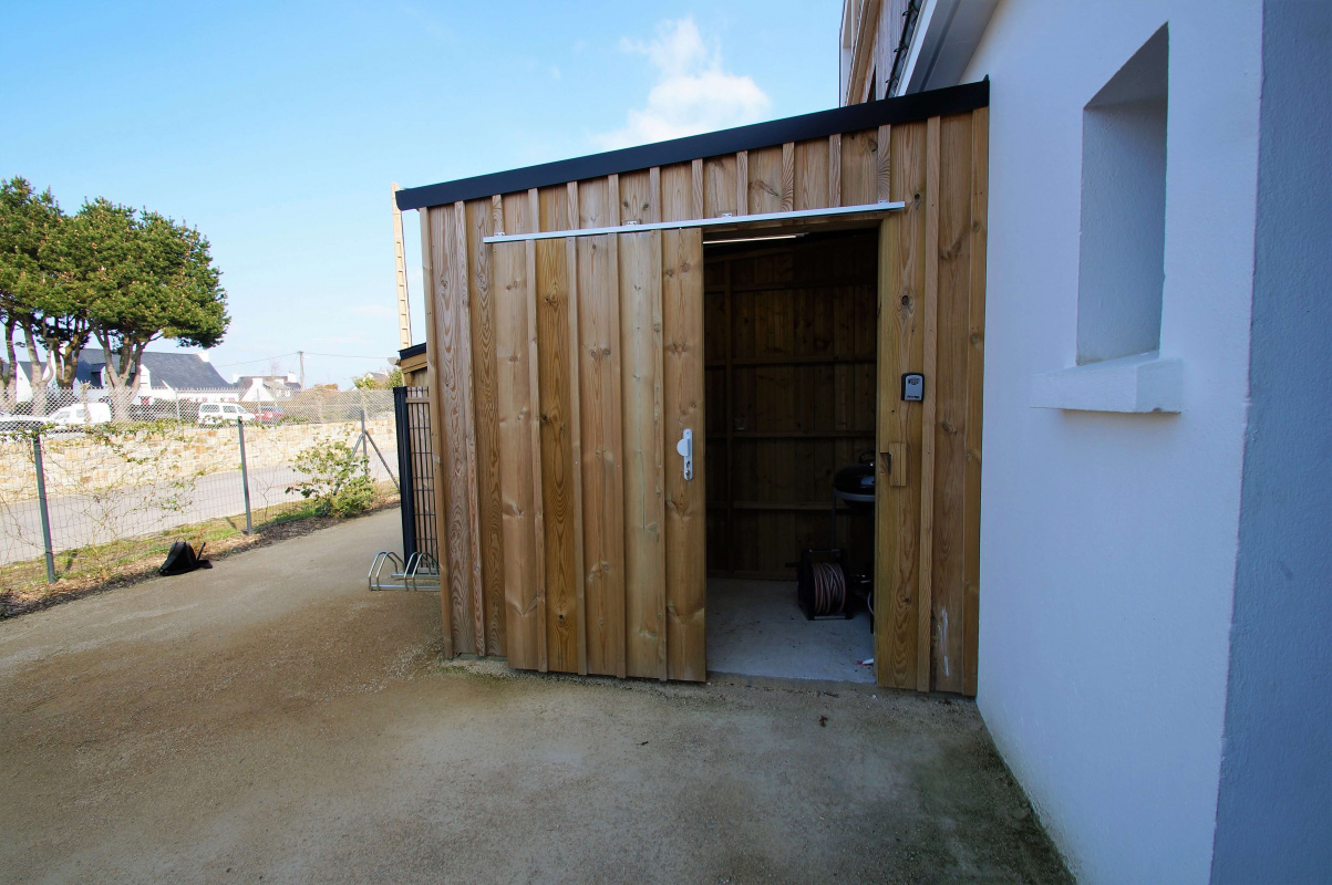 Cour avec cabanon en bois