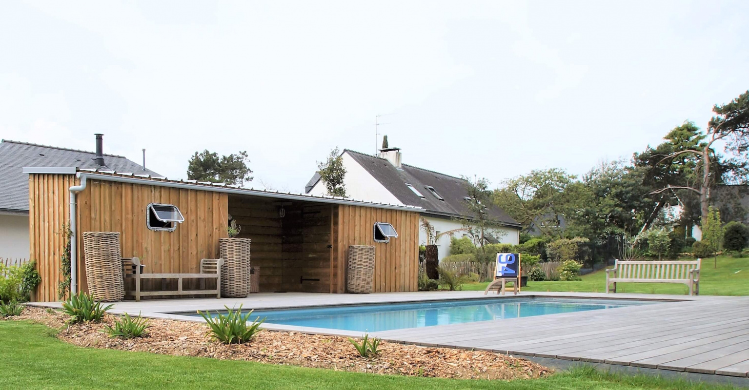 Jardin avec piscine et pool house