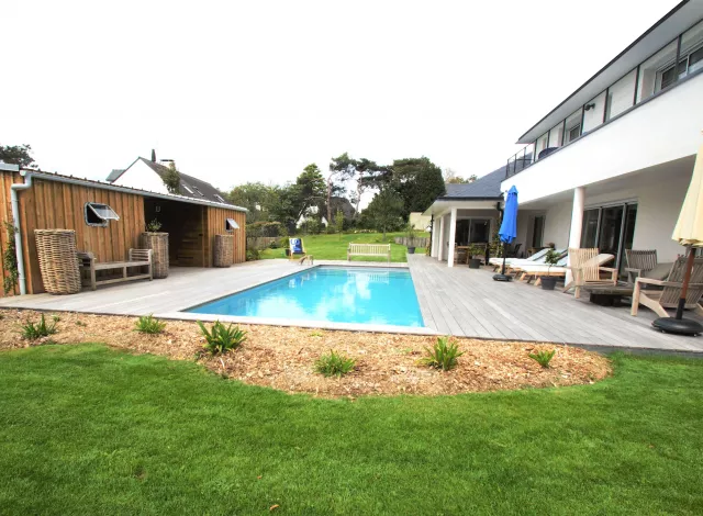 Aménagement d'un jardin avec piscine et son pool house à Arradon