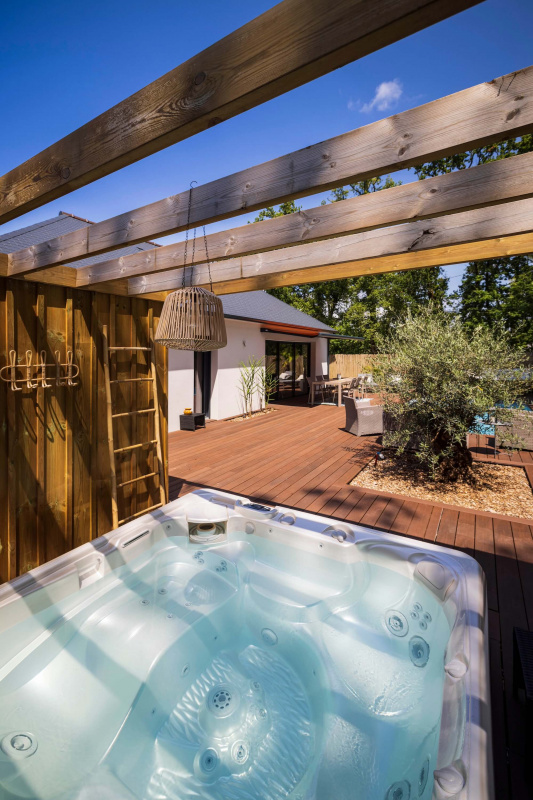 Spa sous une pergolas en bois