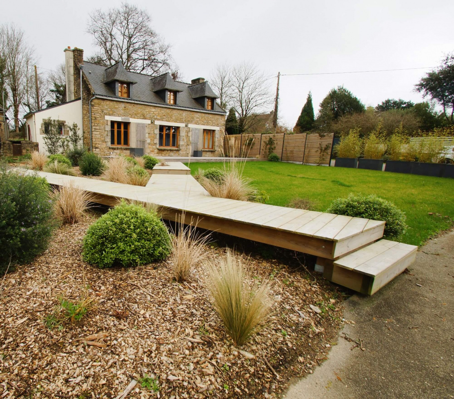 Aménagement d'un jardin à Arradon : terrasse en bois exotique