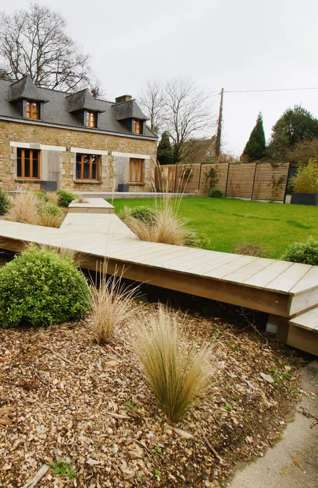 Aménagement d'un jardin à Arradon : terrasse en bois exotique