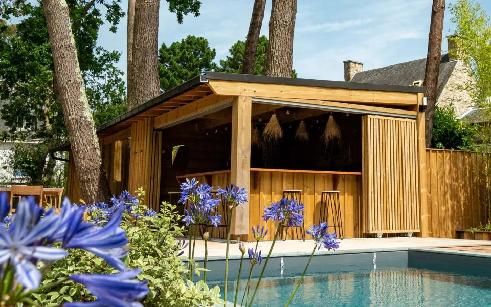 Jardin paysager à Arradon, Golfe du Morbihan - Ambiance Cap-Ferret avec piscine, terrasse en bois et pool-house. Aménageme...