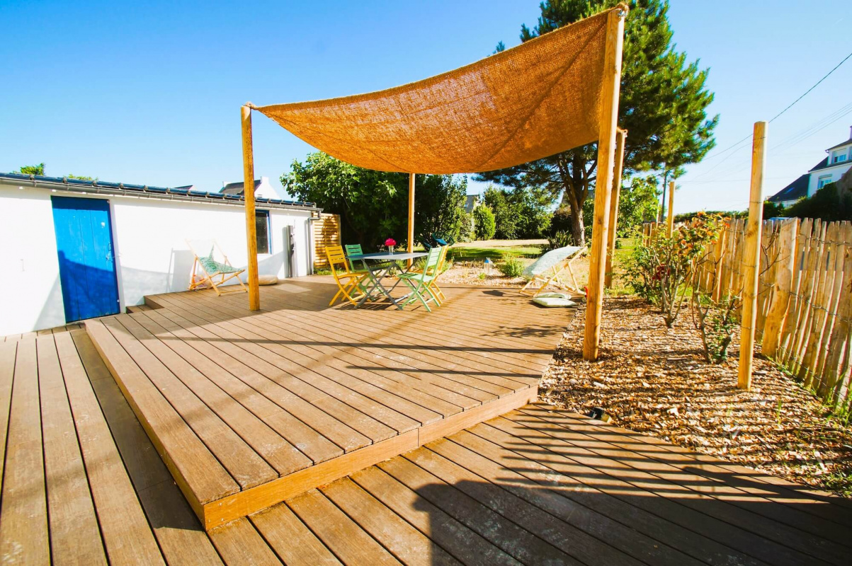 Aménagement paysager avec une terrasse en bois à Belz